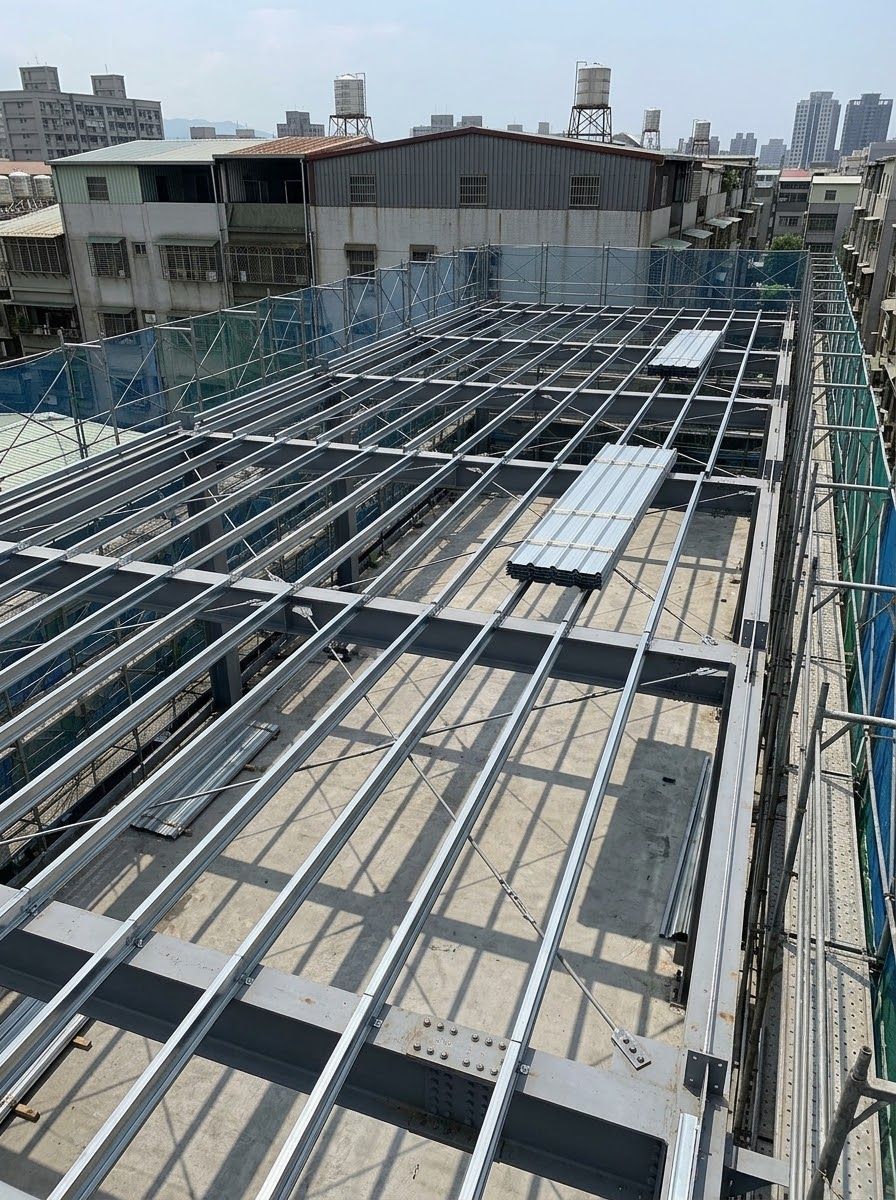 大型屋頂鋼構骨架完成,等待鋪設浪板